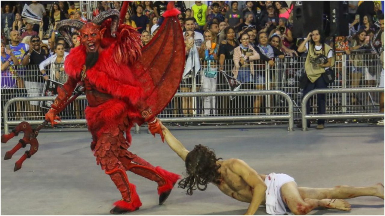 Imagem de cena onde Jesus é espancado pelo diabo em escola de samba 