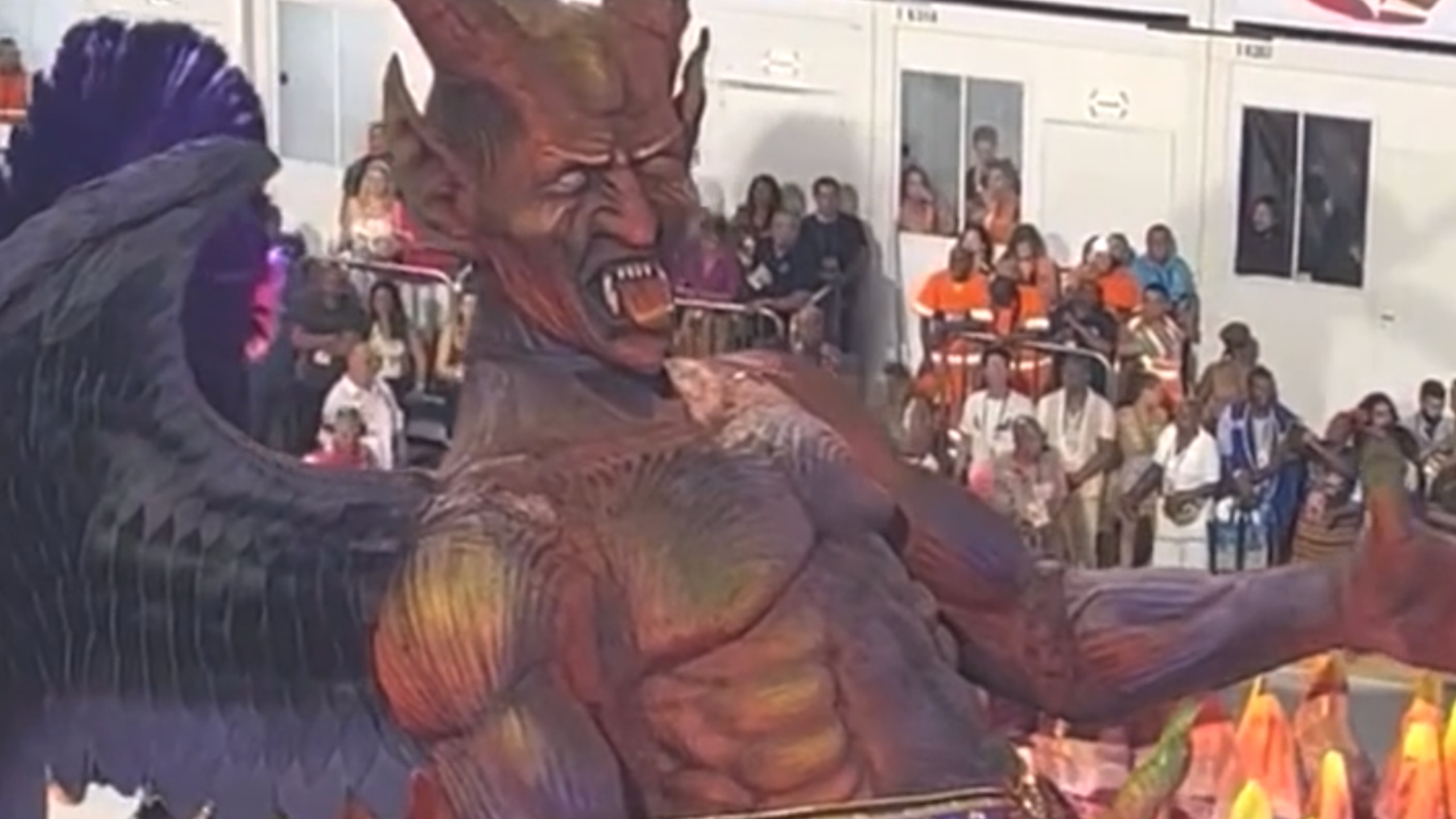 Imagem de demônio em desfile da escola de samba Salgueiro no Rio de Janeiro