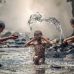 Imagem Reprodução – Crianças Brincam na Água