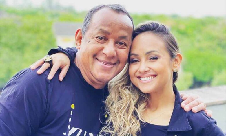 Imagem Reprodução - Cantora Bruna Karla e seu pai Antônio Simplício