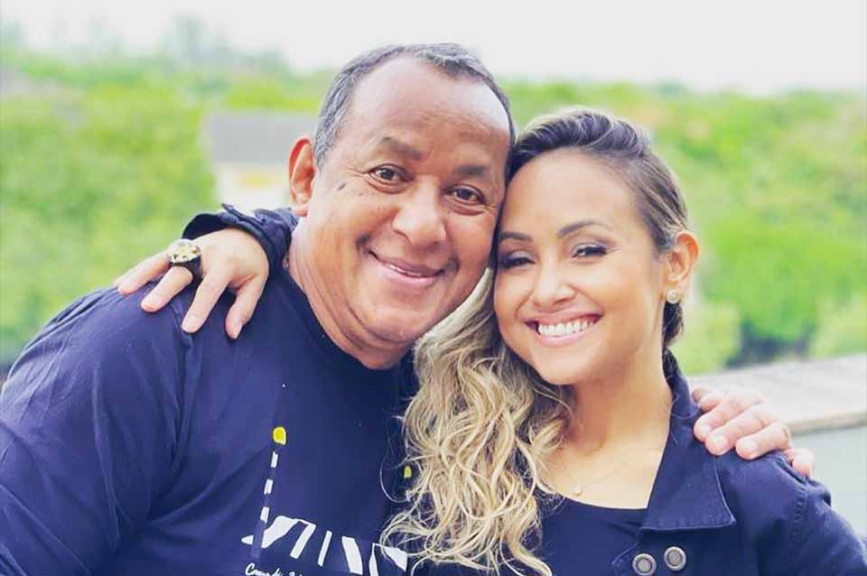 Imagem Reprodução - Cantora Bruna Karla e seu pai Antônio Simplício