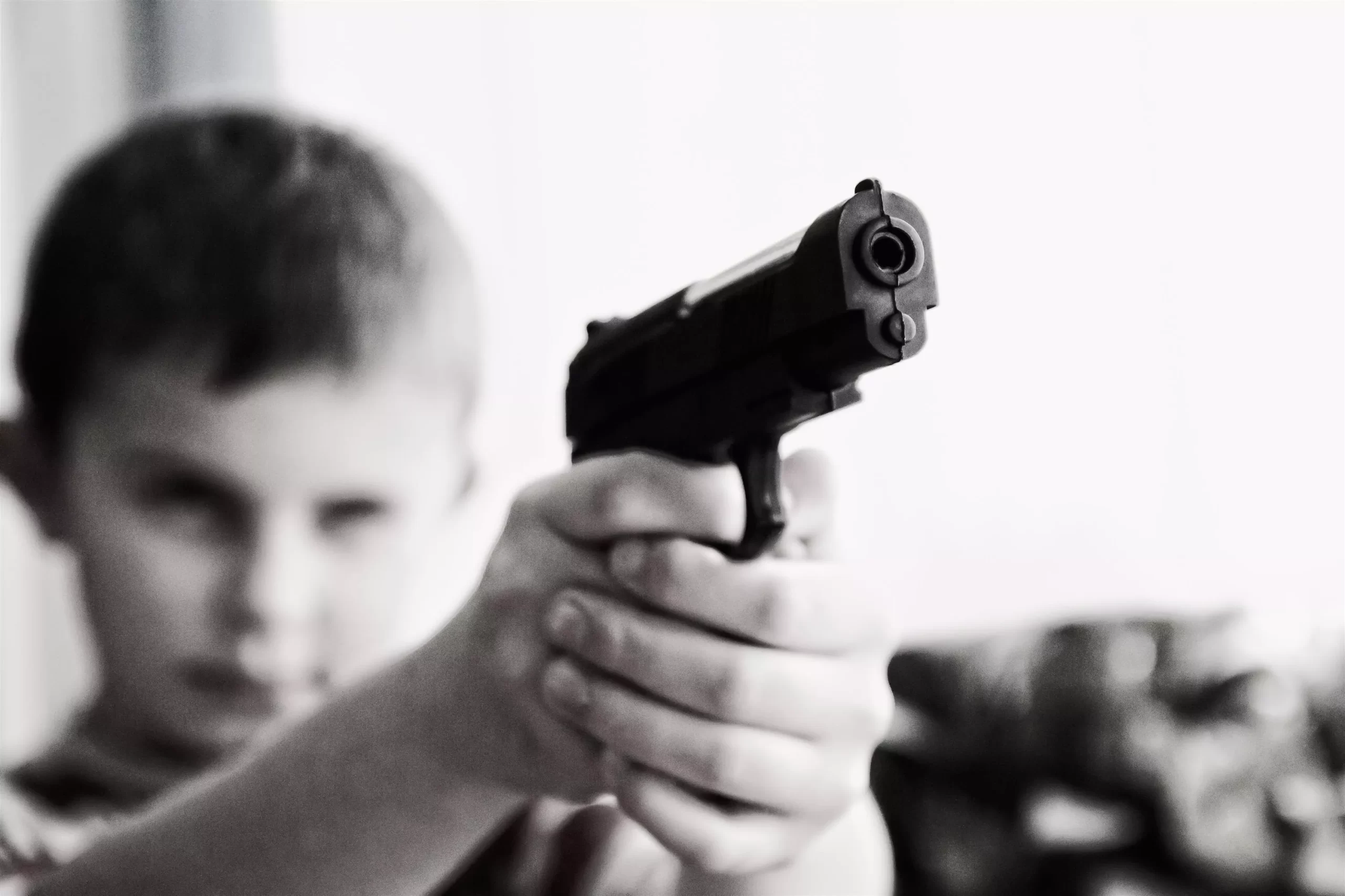 Imagem Reprodução - Criança com arma de fogo