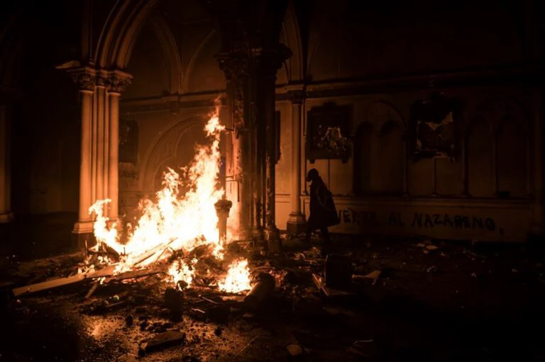 Imagem Reprodução - Igreja destruída