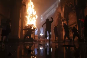 Imagem Reprodução - Vândalos destruindo Igreja 