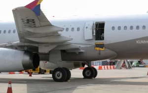 Imagem Reprodução: Passageiro abre porta de avião durante voo e é condenado 