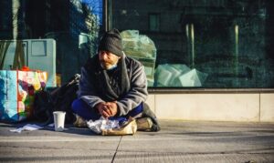 Imagem Reprodução - Morador de rua que desiste do suicídio 