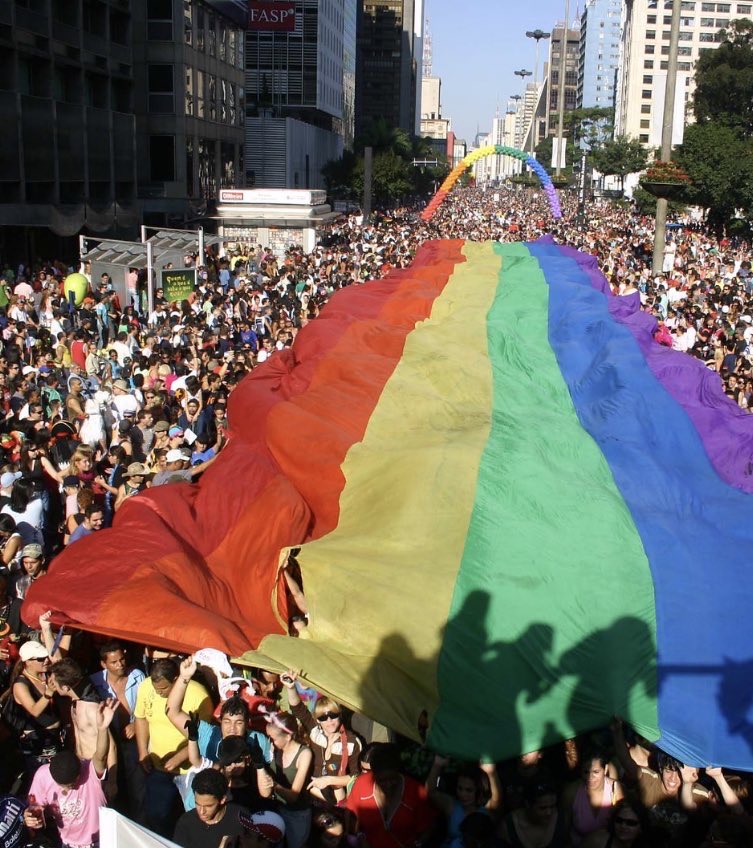 Bandeira LGBT na parada gay de São Paulo