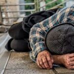 Imagem Reprodução - Morador de rua que desiste do suicídio