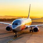 Imagem Reprodução: Passageiro abre porta de avião durante voo e é condenado