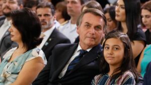 Imagem Reprodução - Ex-presidente Bolsonaro e sua filha Laura