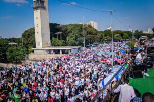 Imagem Reprodução - Pastor Leonardo Sale conduz multidão