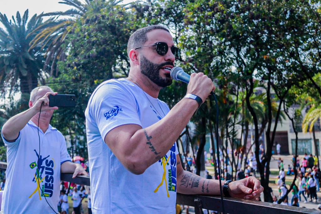 Imagem Reprodução - Pastor Leonardo Sale conduz multidão