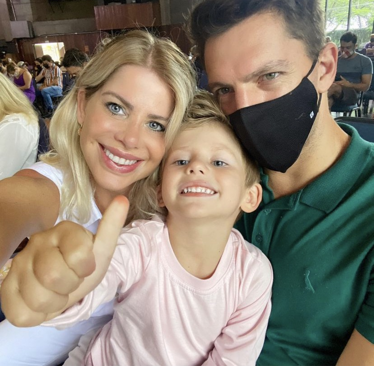 Karina Bacchi, o filho Enrico e o ex marido Amaury Nunes. (Imagem: Reprodução/ Rede Social) 