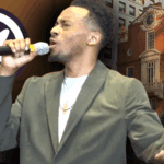 Jonathan McReynolds em Boston / Imagem composição (Redes Sociais / YouTube) Edição Gabriel Ribeiro