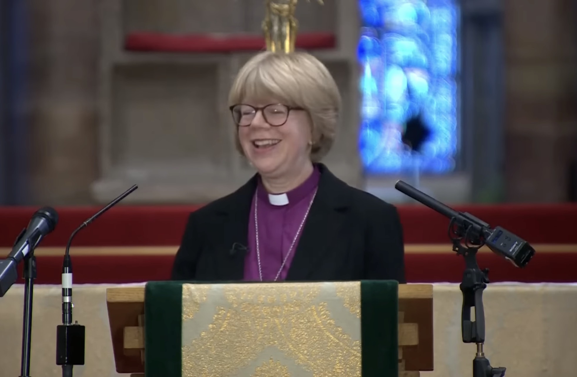 Arcebispa Sarah Mullally (Imagem/ Reprodução/ YouTube)