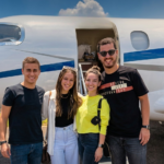 Deputado Nikolas Ferreira e o Pastor Guilherme Batista ao lado de influenciadoras evangélicas em frente ao Jato fretado. (Imagens/ Reprodução/ Redes Sociais. Edição/ Hugo Gospel)