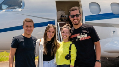 Deputado Nikolas Ferreira e o Pastor Guilherme Batista ao lado de influenciadoras evangélicas em frente ao Jato fretado. (Imagens/ Reprodução/ Redes Sociais. Edição/ Hugo Gospel)