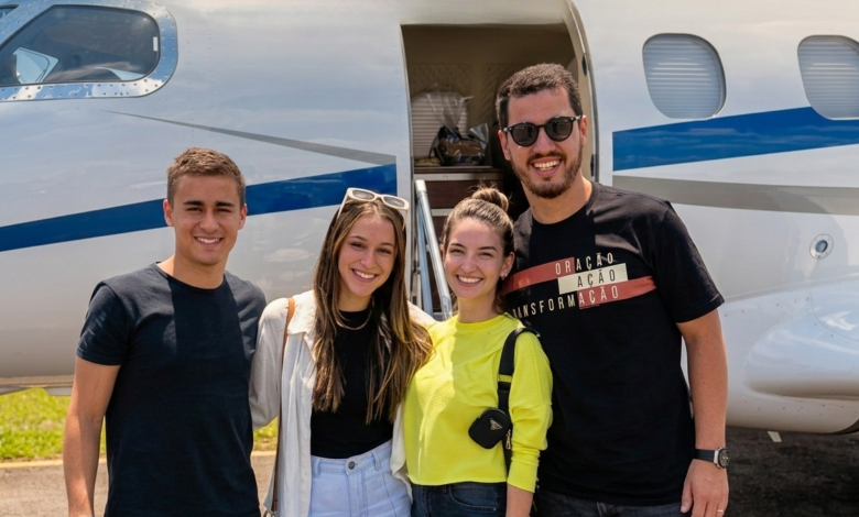 Deputado Nikolas Ferreira e o Pastor Guilherme Batista ao lado de influenciadoras evangélicas em frente ao Jato fretado. (Imagens/ Reprodução/ Redes Sociais. Edição/ Hugo Gospel)