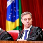 O ministro André Mendonça em sessão do Tribunal Superior Eleitoral.