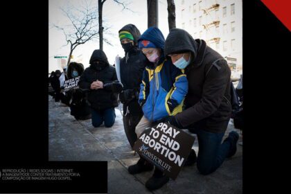Cristãos ajoelhados em oração em vigília pró-vida com cartaz Pray to End Abortion; composição de imagem Hugo Gospel.