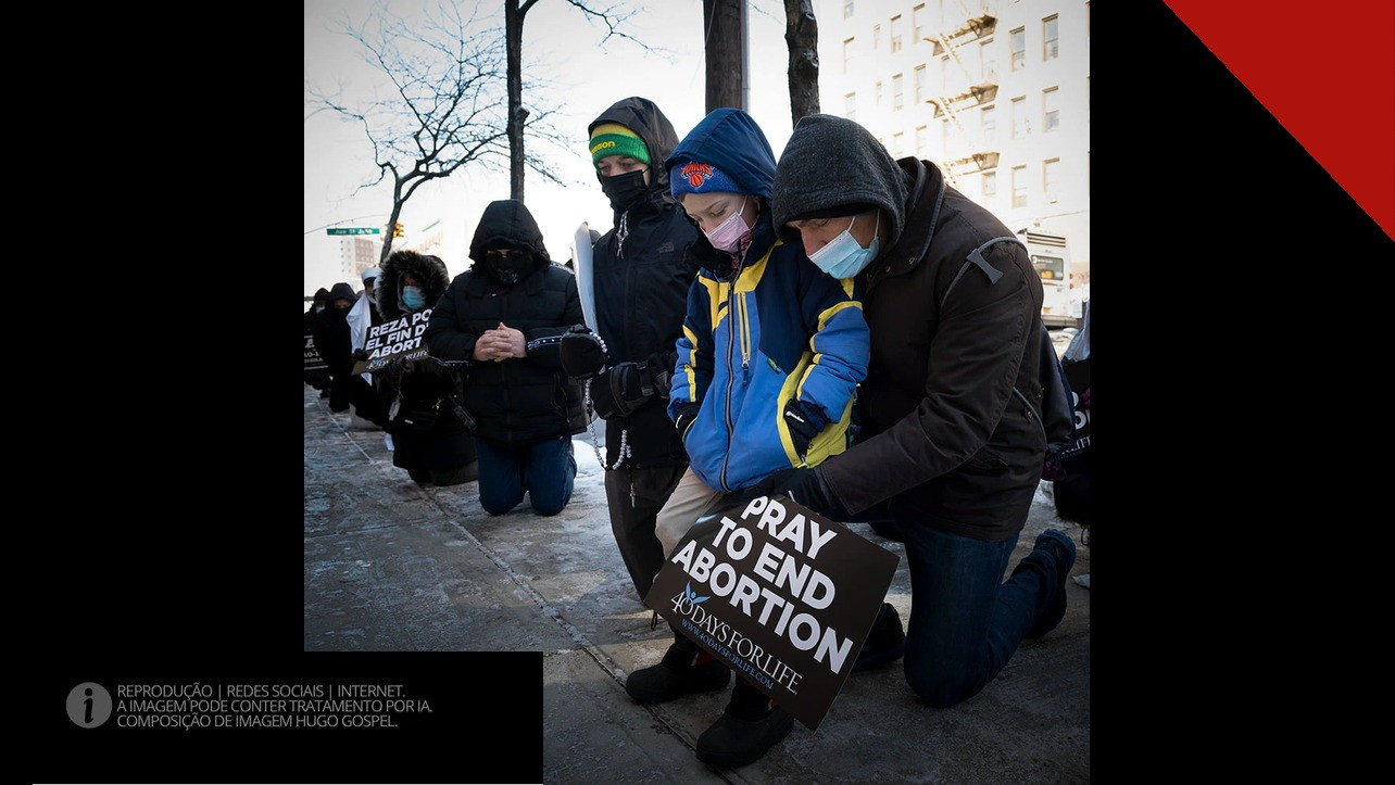 Cristãos ajoelhados em oração em vigília pró-vida com cartaz Pray to End Abortion; composição de imagem Hugo Gospel.