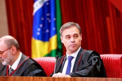 O ministro André Mendonça em sessão do Tribunal Superior Eleitoral.