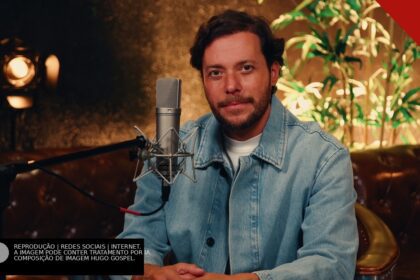 André Valadão em estúdio diante de um microfone durante a gravação do álbum Versões Acústicas, Volume 3