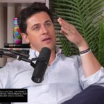 David Henrie, ator de Os Feiticeiros de Waverly Place, falando em entrevista no podcast de Bryce Crawford; composição de imagem Hugo Gospel