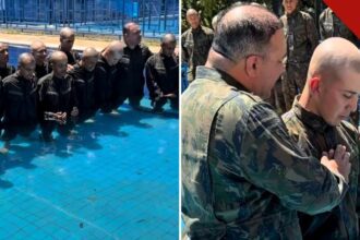 Recrutas da Força Aérea Brasileira orando em uma piscina durante cerimônia de batismo na Base Aérea de Brasília