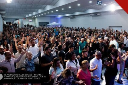 Fiéis evangélicos de mãos erguidas durante culto de adoração em igreja no Brasil