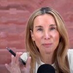 A podcaster Jennifer Welch falando durante a gravação do programa I've Had It, segurando uma caneta diante do microfone