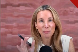A podcaster Jennifer Welch falando durante a gravação do programa I've Had It, segurando uma caneta diante do microfone