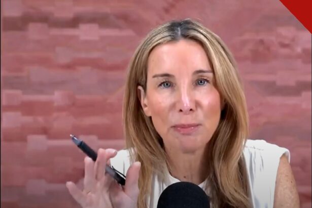 A podcaster Jennifer Welch falando durante a gravação do programa I've Had It, segurando uma caneta diante do microfone