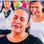 Mulheres evangélicas em momento de oração durante culto em igreja no Brasil