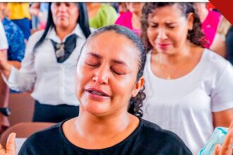 Mulheres evangélicas em momento de oração durante culto em igreja no Brasil