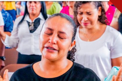 Mulheres evangélicas em momento de oração durante culto em igreja no Brasil
