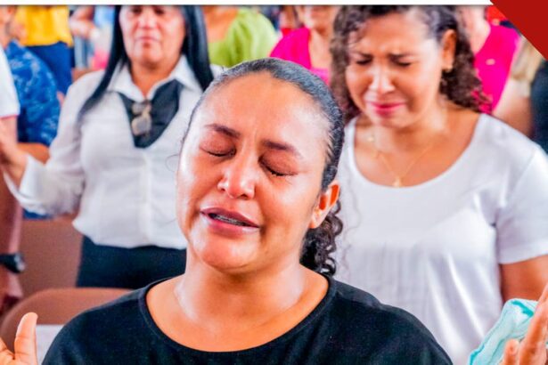 Mulheres evangélicas em momento de oração durante culto em igreja no Brasil
