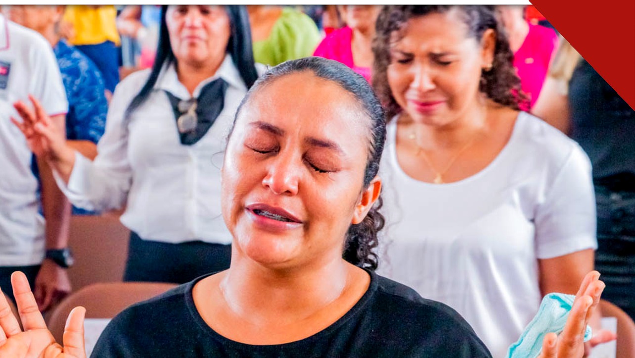Mulheres evangélicas em momento de oração durante culto em igreja no Brasil