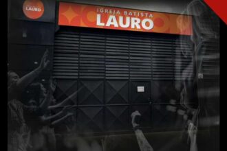Fachada da Igreja Batista de Lauro com a nova logomarca laranja, nova identidade adotada pela congregação após o desligamento da Lagoinha em Lauro de Freitas, Bahia.