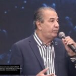 Pastor Silas Malafaia pregando com microfone em culto