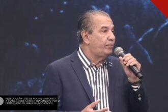 Pastor Silas Malafaia pregando com microfone em culto