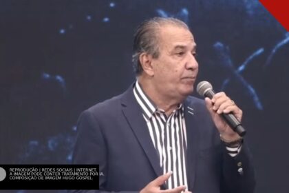 Pastor Silas Malafaia pregando com microfone em culto