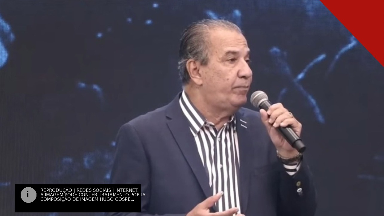 Pastor Silas Malafaia pregando com microfone em culto