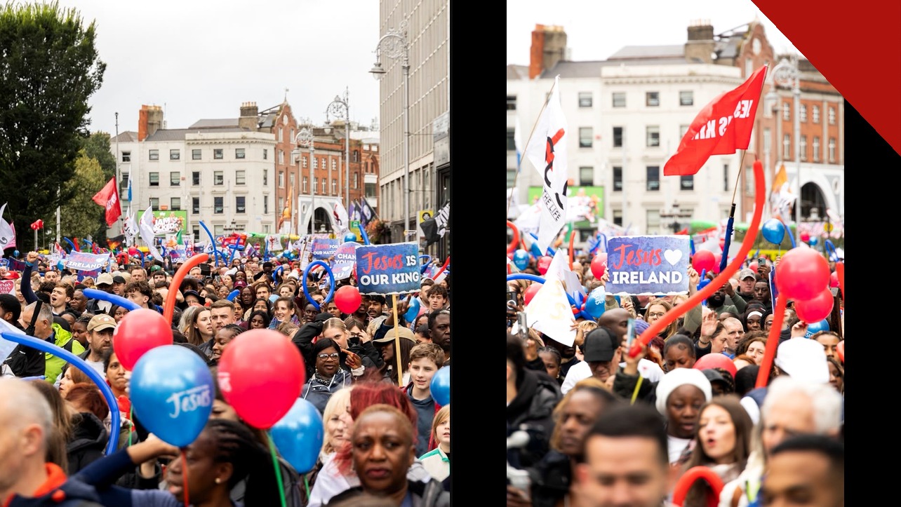 Multidão de cristãos com cartazes e balões durante a Marcha para Jesus 2026 nas ruas de Dublin, na Irlanda.