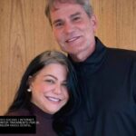 Pastor Márcio Poncio e a esposa Simone Poncio abraçados, sorrindo; composição de imagem Hugo Gospel