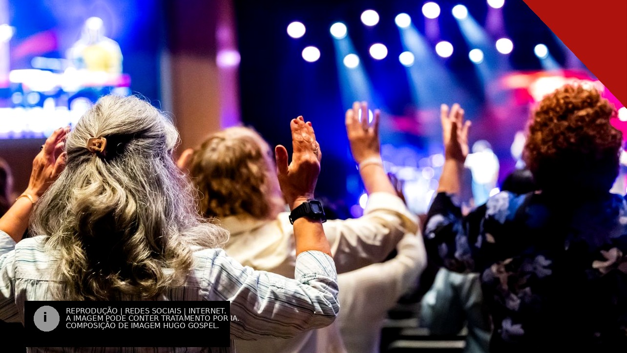 Fiéis de igreja com as mãos levantadas em adoração sob luzes coloridas durante um momento de oração