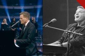 Michael W. Smith ao piano durante momento de louvor.