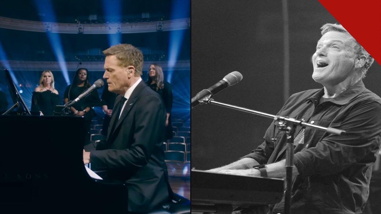Michael W. Smith ao piano durante momento de louvor.