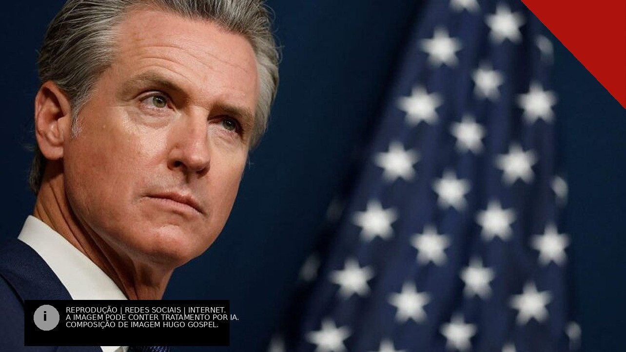 Governador Gavin Newsom, da Califórnia, em evento oficial com a bandeira dos Estados Unidos ao fundo.