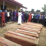 Caixões com cruzes no velório de cristãos mortos em ataque no estado de Kaduna, na Nigéria